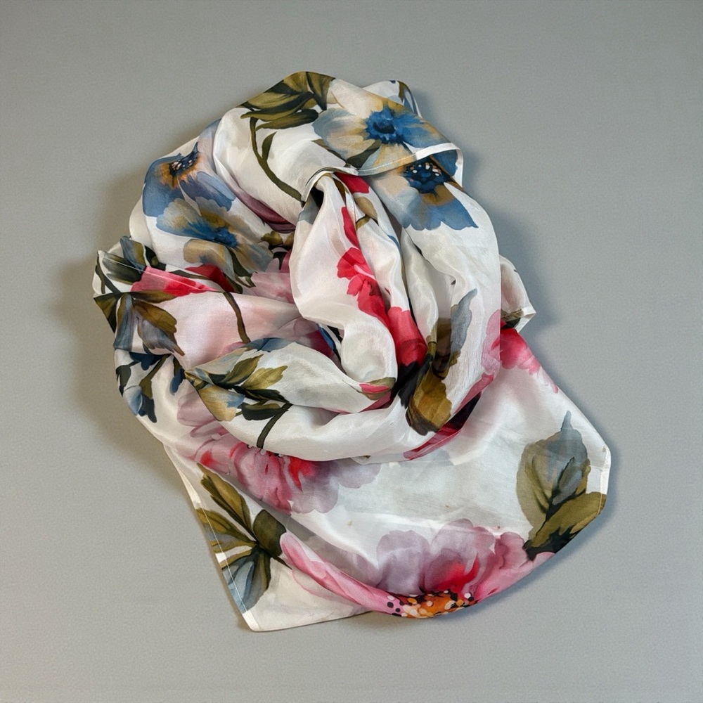 Punctuate Women’s 💯 Silk Watercolor Floral Print